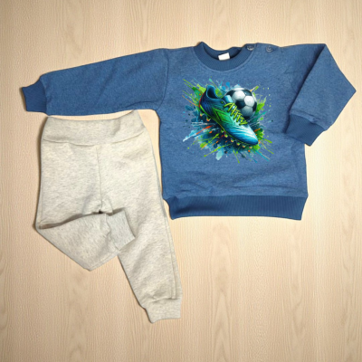 Conjunto de roupa de criança azul com chuteira e bola e calças bege