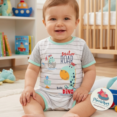 Bebé com body estampado de dinossauros sentado em quarto infantil com berço e brinquedos.