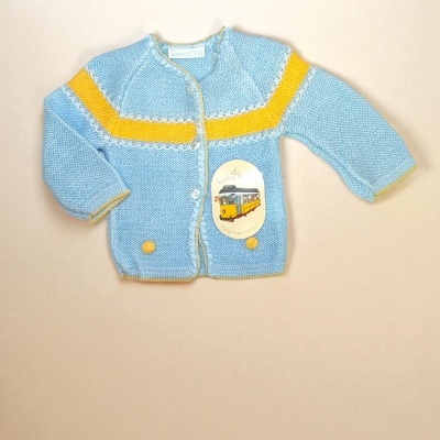 Camisola de malha azul clara com faixa amarela e etiqueta com elétrico amarelo