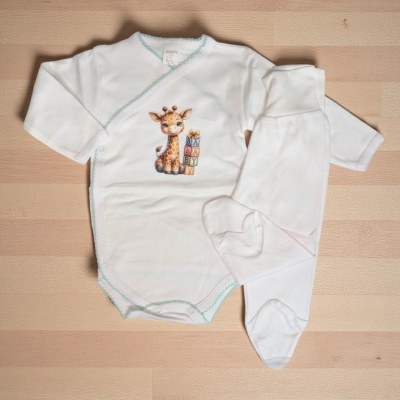 Conjunto branco para bebé com body bordado de girafa e calças com pezinhos