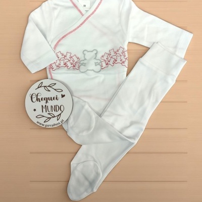 Conjunto de roupa de bebé branca com ursinhos desenhados e calças compridas com pés