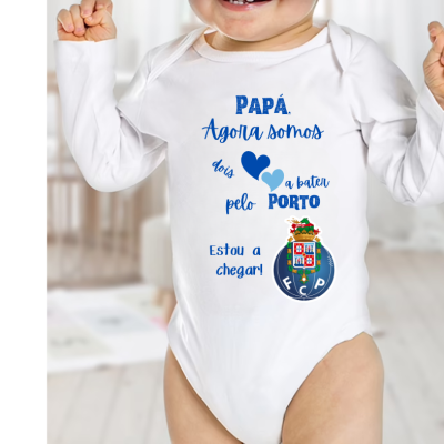 Body branco de bebé com texto e brasão do Futebol Clube do Porto