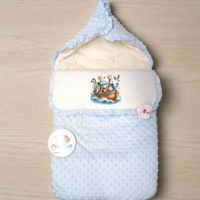 Saco de bebé azul claro com textura de pontos e estampa de arca com animais