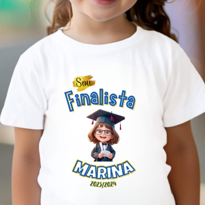 Camisola branca infantil com estampa colorida de formatura e texto personalizado