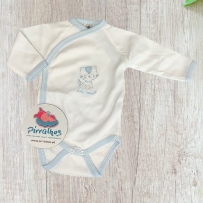 Body de bebé branco com bordas azuis e bordado de gato com texto baby meow