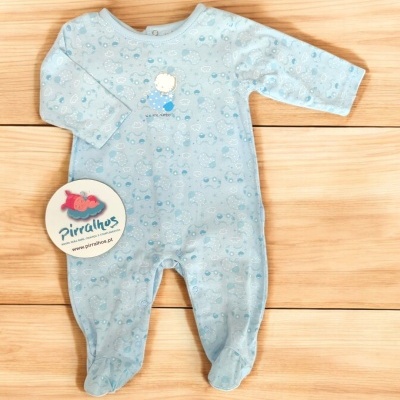 Pijama azul claro para bebé com padrão de pequenos desenhos e etiqueta redonda de tecido pirralhos
