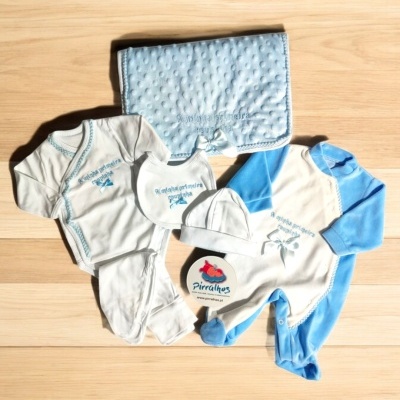 Conjunto de roupa de bebé azul e branco com manta embosso e texto bordado