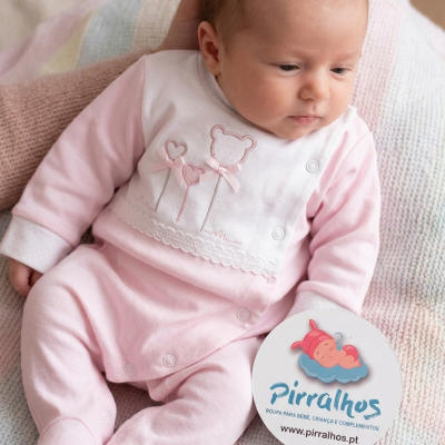 Macacão de bebé rosa com detalhes bordados e logótipo Pirralhos