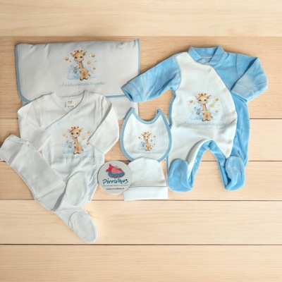 Conjunto de roupa de bebé azul e branco com padrão de girafa e manta com texto