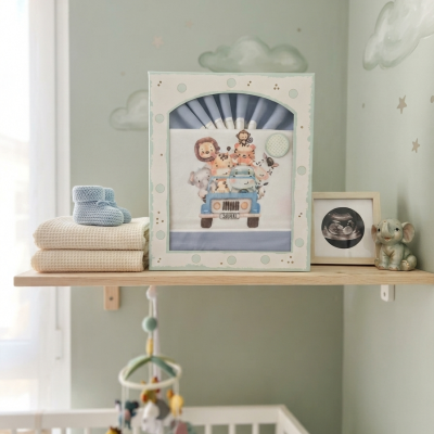 Estante com artigos para bebé numa parede pintada com nuvens e estrelas, incluindo manta, sapatinhos, quadro de ecografia e caixa decorativa com desenho de animais.