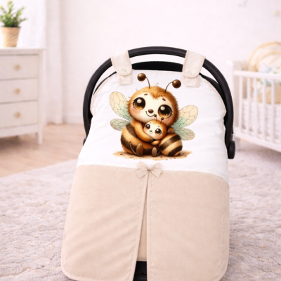 Capa para carrinho de bebé bege com estampado de duas abelhas fofas abraçadas