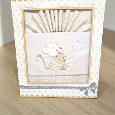 Jogo de cama infantil branco com bordado de ratinhas em caixa decorada