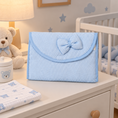 Bolsa azul claro com laço em ambiente de quarto de bebé