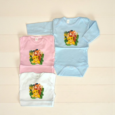 Bodies para bebé com personagens de desenho animado em azul claro, rosa e branco