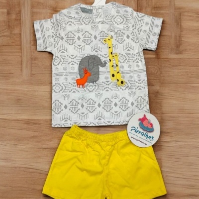 Conjunto infantil de verão com t-shirt estampada e calções amarelos