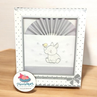 Conjunto de roupa de bebé em caixa com desenho de porquinho cinzento e pássaro amarelo