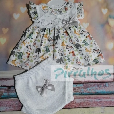 Vestido de bebé com padrão de dinossauros e calças brancas com laço cinza