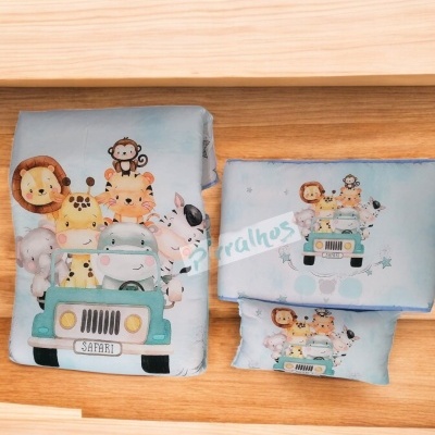 Roupas de cama infantis com desenho de animais de safári num carro verde