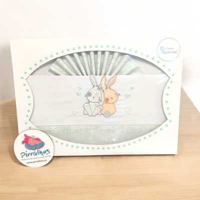 Conjunto para bebé com coelhinhos bordados em caixa branca decorada