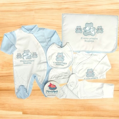 Conjunto de roupa de bebé azul e branco com ursinhos bordados e texto 