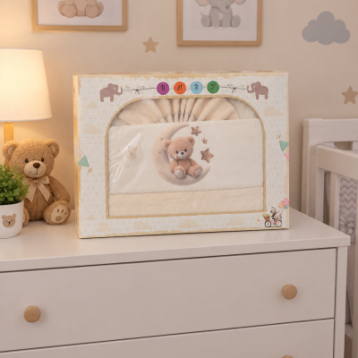 Conjunto de roupa de cama para bebé com ursinho e lua em embalagem sobre cómoda branca
