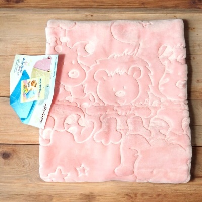 Manta infantil rosa com relevo de animais e etiqueta de papel