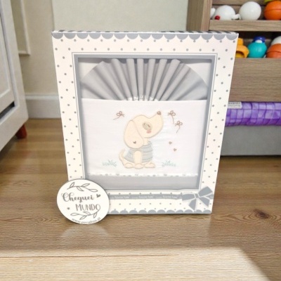 Conjunto de tecido de bebé com bordado de cão em embalagem com bolinhas cinzentas e texto Cheguei MUNDO