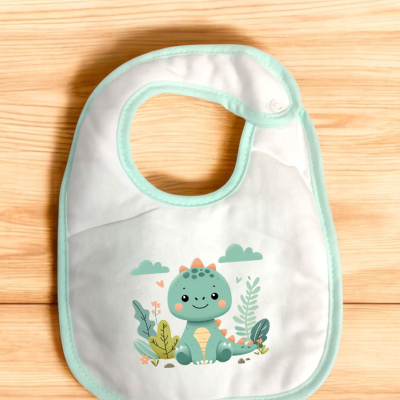 Babete branco com borda verde clara e estampado de dinossauro