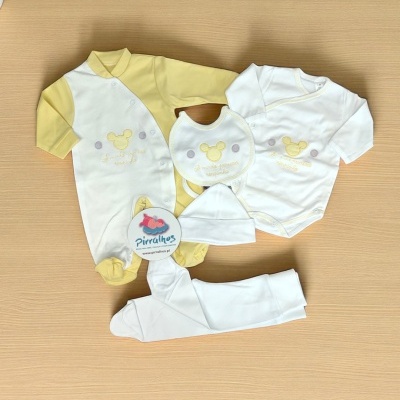Conjunto de roupa de bebé incluindo macacão, body, babete, touca e meias em branco e amarelo com bordados