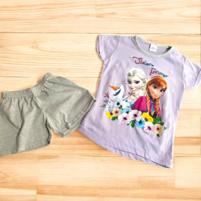 Conjunto infantil t-shirt lilás Frozen e calções cinza claro sobre chão de madeira