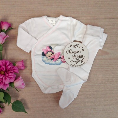 Conjunto de bebé branco com bodie e leggings com estampa de personagem rosa, flores cor-de-rosa ao lado