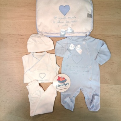 Conjunto de roupa para bebé azul e branco com toalha, macacão, camisola, calças e gorro com corações e laços