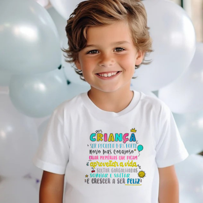 Menino sorridente com camiseta branca com texto colorido em português, fundo com balões brancos.