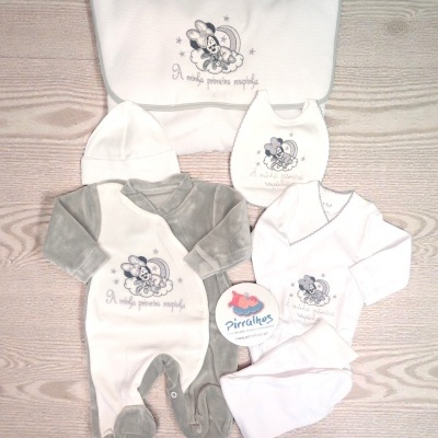 Conjunto de roupa de bebé cinzento e branco com bordado Minnie