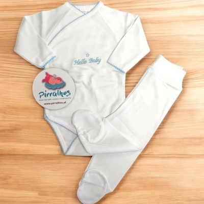 Conjunto branco para bebé com bordado azul e etiqueta da marca Pirralhos