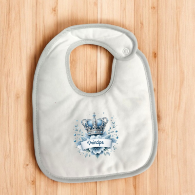Babete branco para bebé com coroa azul e palavra 'Príncipe'