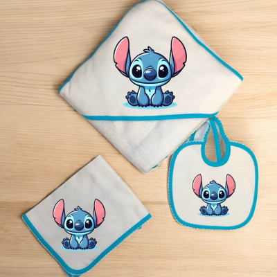 Conjunto de bebé branco com bordas azuis e estampas do personagem Stitch.