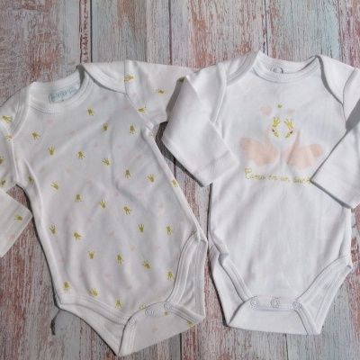 Dois bodies de bebé em algodão com mangas compridas, um com padrão de abelhas e outro com desenho de bailarina