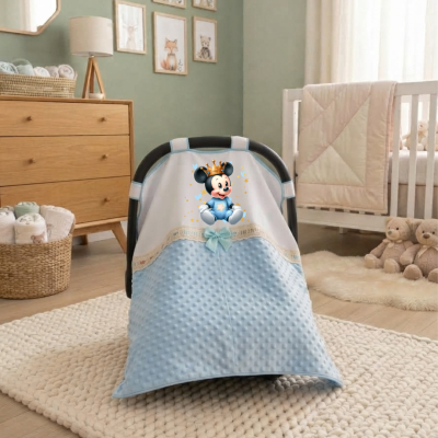 Capa para ovo de bebé azul com estampa de Mickey e cômoda de madeira em quarto infantil
