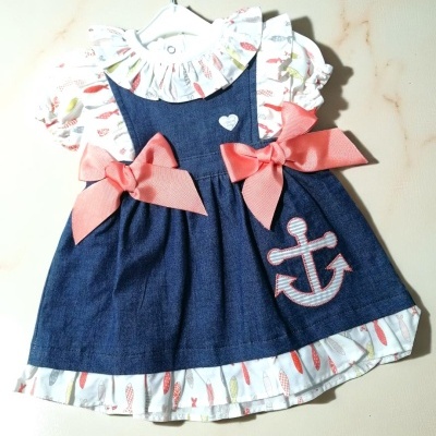 Vestido de bebé azul com laços cor-de-rosa e estampado colorido de peixes e âncora