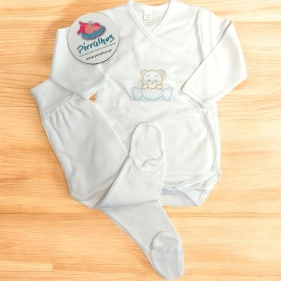 Conjunto bebé branco com body e calça, bordado ursinho e etiqueta Pirralhos