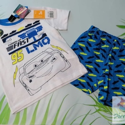 Conjunto infantil de camiseta com Cars e calções azuis com padrões de carrinhos