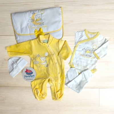Conjunto de roupas para bebé amarelas e brancas com ursinho bordado e saco de transporte.