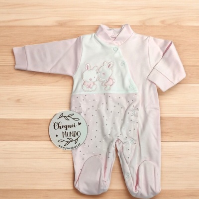Macacão de bebé rosa com desenhos de coelhos bordados