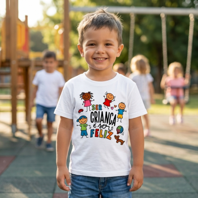 Camisola branca com desenho e frase para criança num parque infantil