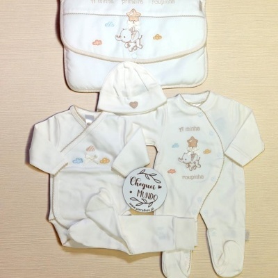Conjunto de roupa de bebé branco com bordados coloridos e texto em português