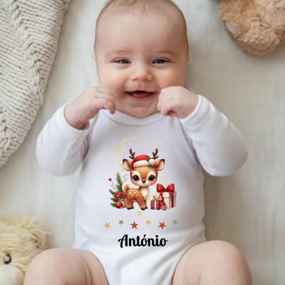 Bebé a usar body branco com estampa de rena de Natal e texto António