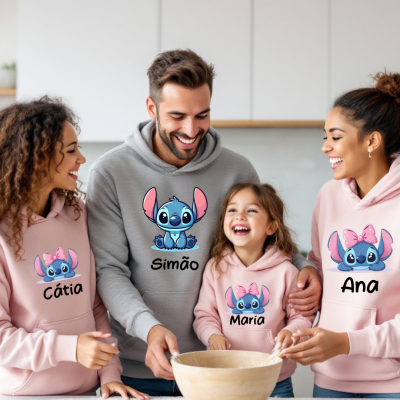 Família a cozinhar com sweatshirts estampadas de Stitch com laços cor-de-rosa e nomes personalizados.