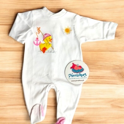 Pijama branco para bebé com pato colorido e etiqueta Pirralhos
