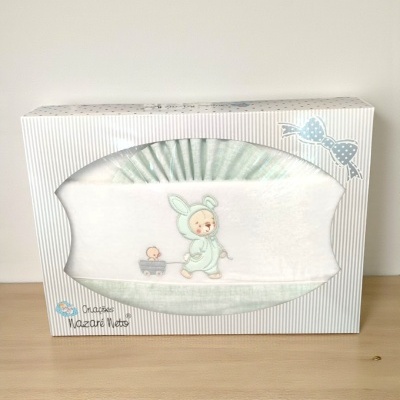 Fralda de bebé branca com bordado de criança em fato de coelho e carrinho, em embalagem branca com riscas cinzentas